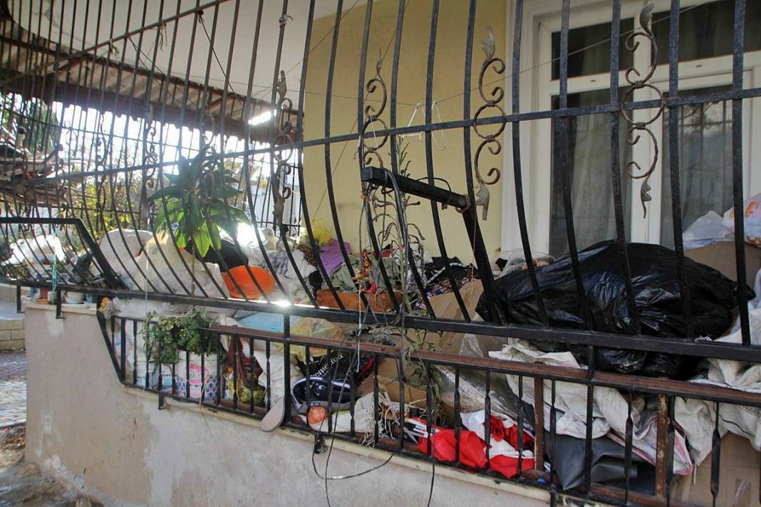 Bütün apartman 10 yıldır çöp kokusuyla yaşıyordu: İki kamyonla anca taşındı! Mide bulandıran görüntüler 10